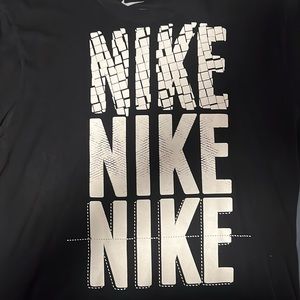 Nike tee shirt black